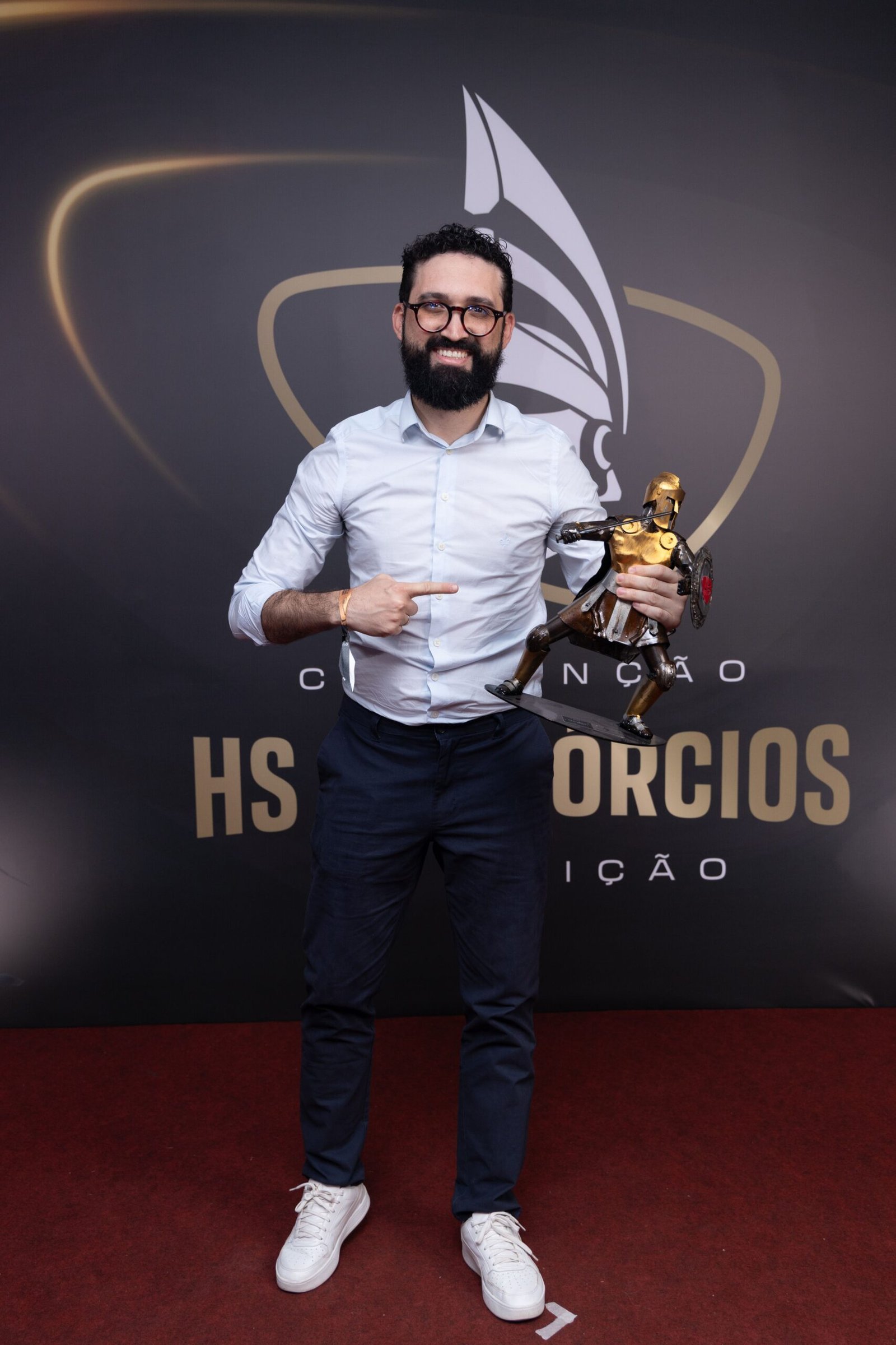 Willian Andrade com troféu de reconhecimento